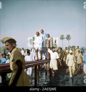 Mahatma Gandhi avec Abdul Ghaffar Khan crossing bridge, du Bihar, Inde, Mars 1947 Banque D'Images