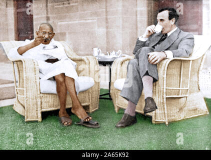 Mahatma Gandhi de manger et vice-roi Lord Mountbatten boire le thé, Delhi, Inde, le 1 avril, 1947 Banque D'Images