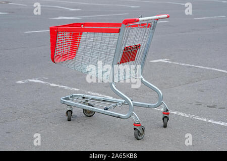 Panier vide stationné près d'un centre commercial. Vide Panier métal sur l'asphalte. Chariots pour les supermarchés. Banque D'Images