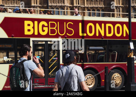 Une vue en gros plan d'un bus à toit ouvert sur une excursion autour de Londres en passant devant les Chambres du Parlement, Westminster, Londres, avec les passagers Banque D'Images