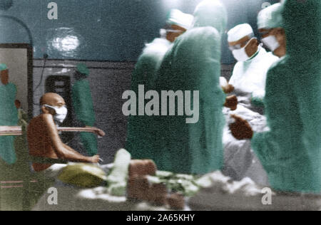 Mahatma Gandhi lors d'opération de l'appendicite de petite-fille Manu, Bihar, Inde, Asie, 15 mai 1947 Banque D'Images