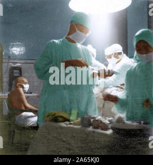 Mahatma Gandhi lors d'opération de l'appendicite de petite-fille Manu, Bihar, Inde, Asie, 15 mai 1947 Banque D'Images