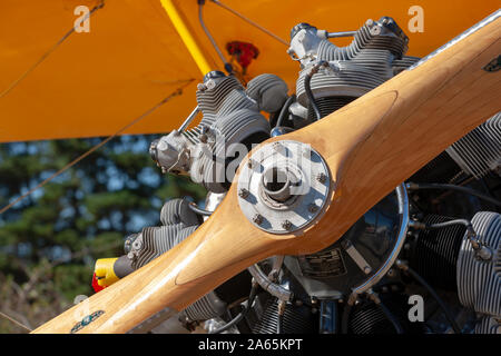 Vintage avec un biplan à moteur en étoile 7 cylindres avec une hélice en bois. Banque D'Images