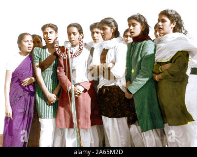 Le chant des femmes au cours de la crémation de bhajans de Mahatma Gandhi, à New Delhi, Inde, Asie, Janvier 31, 1948 Banque D'Images