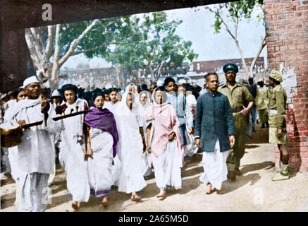 Mahatma Gandhi associates et la famille chanter des bhajans avec cendres, Delhi, Inde, Asie, Février 12, 1948 Banque D'Images