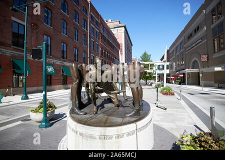 Héritage en sculpture de l'entraîneur John Wooden Georgia Street Indianapolis indiana USA Banque D'Images