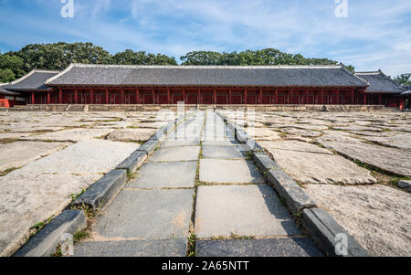 Sanctuaire de Jongmyo hall principal ou Jeongjeon avec vue grand angle place pavée à Séoul en Corée du Sud Banque D'Images