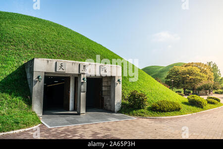 Cheonmachong ou sky horse entrée tombe dans Daereungwon tumuli park complex à Gyeongju Corée Du Sud : traduction cheval tombe du ciel Banque D'Images