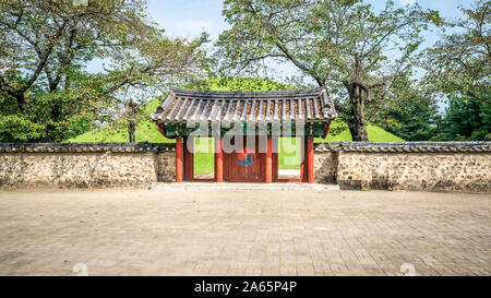 Tombeau du Roi Michu de Silla avec portail principal de Daereungwon tumuli park complex à Gyeongju Corée du Sud Banque D'Images