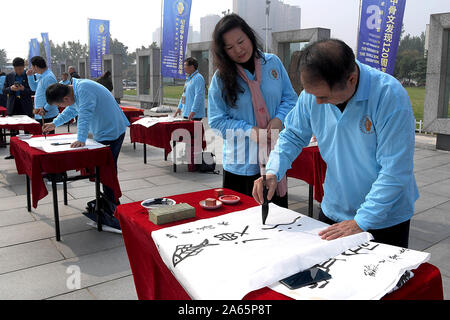 (191024) -- BEIJING, 24 octobre 2019 (Xinhua) -- les amateurs de calligraphie chinoise calligraphie chinoise démontrer avec des os d'oracle à inscriptions Musée National de l'écriture chinoise à Anyang, province du Henan en Chine centrale, le 18 octobre 2019. (Xinhua/Li Un) Banque D'Images