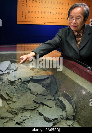 (191024) -- BEIJING, 24 octobre 2019 (Xinhua) -- l'Archéologue Liu9 West Sandao Street présente l'os oracle restauré à la fosse de Yinxu Anyang, province du Henan en Chine centrale, le 14 octobre 2018. (Xinhua/Li Un) Banque D'Images