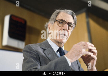 L'économiste John Kenneth Galbraith (USA, Canada), ici à Turin, Italie, janvier 1983 Banque D'Images