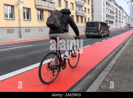 24 octobre 2019, Hessen, Frankfurt/Main : Un homme monte un vélo sur une piste cyclable marquée rouge le long de la route 'Schöne Aussicht'. Le conseil municipal a décidé de rendre un vélo ville de Francfort. Photo : Silas Stein/dpa Banque D'Images