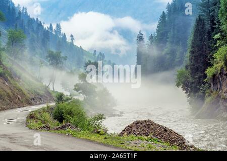 Route et rivière Kishanganga, vallée du Gurez, vallée du Gurais, Bandipora, Srinagar, Cachemire, territoire de l'Union, UT, Inde, Asie Banque D'Images
