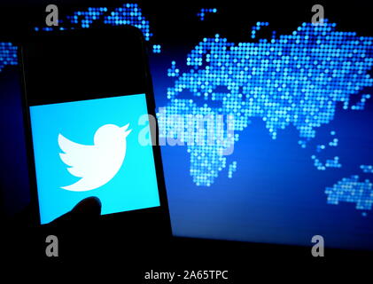 Sur cette photo, l'illustration a popular micro blogging et service de réseau social Twitter logo affiché sur un smartphone. Banque D'Images