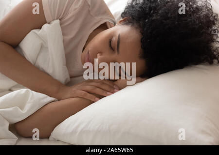 Fatigué femme noire se détendre Dormir dans un lit confortable Banque D'Images