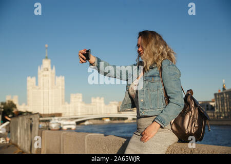 Touriste à prendre des photos sur téléphone mobile pendant le voyage à Moscou. Voyager en Russie concept. Banque D'Images