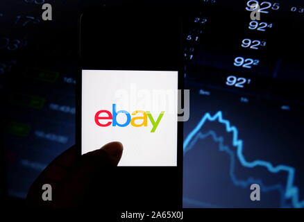 Octobre 23, 2019, de l'Inde : Sur cette photo, l'illustration a populaires B2C (Business to Consumer) site e-commerce eBay logo affiché sur un smartphone. (Crédit Image : © Avishek Das/SOPA des images à l'aide de Zuma sur le fil) Banque D'Images
