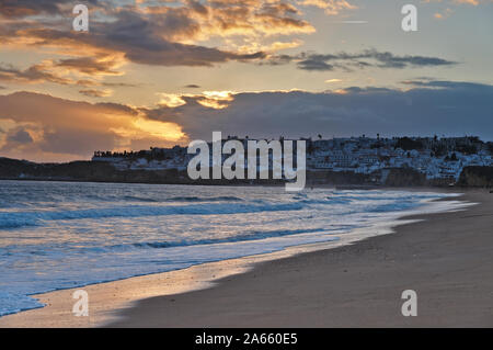 Praia dos Pescadores - Fishermens Beach au crépuscule. Albufeira, Algarve, Portugal Banque D'Images