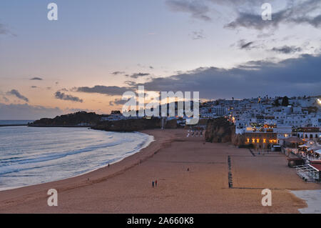 Praia dos Pescadores - Fishermens Beach au crépuscule. Albufeira, Algarve, Portugal Banque D'Images