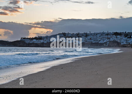 Praia dos Pescadores - Fishermens Beach au crépuscule. Albufeira, Algarve, Portugal Banque D'Images