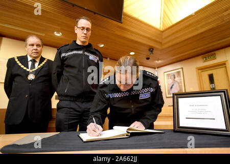 (De gauche à droite), Maire de Thurrock Terry Piccolo, surintendant Craig Saunders et inspecteur en chef Claire Talbot (à la fois de Police d'Essex) signer le livre de condoléances à la salle du Conseil du Conseil de Thurrock en Grays, Essex, après 39 corps ont été trouvés à l'intérieur d'un camion à Waterglade Industrial Park en Grays, Essex, mercredi. Banque D'Images