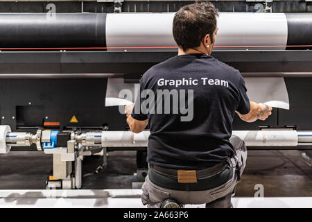 Détails d'un déménagement tête d'impression. Machines massives. Facilité d'impression professionnelle, gros rouleaux de vinyle, prête à l'exportation. Brillant, mat, thème écologique. Banque D'Images