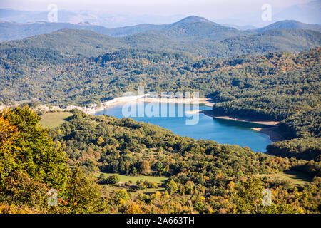 Vue de la Montagna Spaccata Lake dans le Parc National des Abruzzes, Italie Banque D'Images