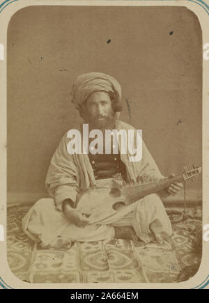 Les loisirs de l'Asie centrale un musicien jouant d'un luth Rubab, un instrument à cordes Banque D'Images
