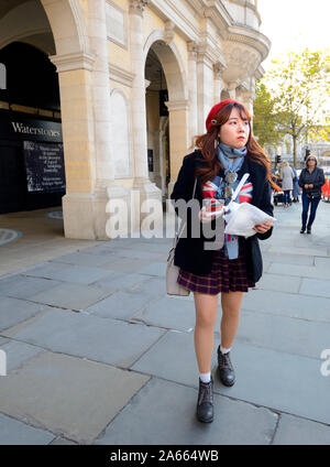 Londres, Angleterre, Royaume-Uni. Jeune femme touriste japonais à Trafalgar Square Banque D'Images