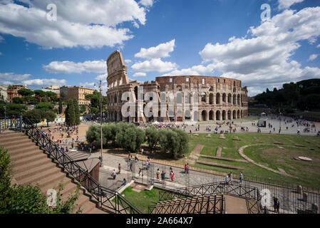 Rome. L'Italie. Vue de l'amphithéâtre Flavien (Colisée), 70-80 AD, la Piazza del Colosseo. Banque D'Images