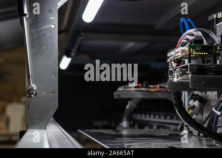Processus d'impression assistée par ordinateur, la technologie avancée dans la presse et l'édition, le tracé de dernière génération des machines robotisées pour le journal. Banque D'Images