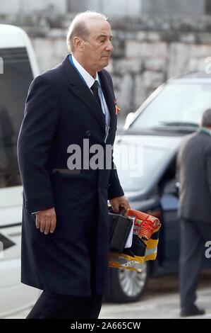 Madrid, Espagne. 24 Oct 2019. Famille assiste à l'exhumation des corps de Francisco Franco à la basilique catholique de la Vallée des morts le 24 octobre 2019 à San Lorenzo de El Escoria, Espagne Le corps du dictateur le général Francisco Franco a été exhumée du mausolée grandiose à la vallée des morts avant d'être transféré à cemeteryof Mingorrubio dans un Panthéon à côté de la dépouille de son épouse, Carmen Polo. Credit : MediaPunch Inc/Alamy Live News Banque D'Images