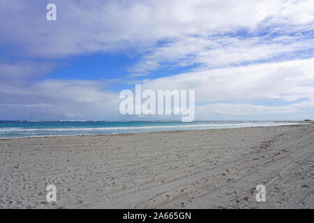 Vue d'une plage sur le port de l'océan Indien dans le centre historique de la ville de Geraldton, une ville côtière dans le milieu de l'ouest de l'Australie-Occidentale en Australie Banque D'Images