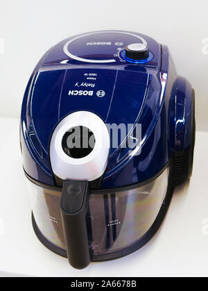 Moscou, Russie - le 24 avril 2019 : bleu aspirateur. au comptoir du magasin. se tiennent sur une étagère d'un magasin. Banque D'Images