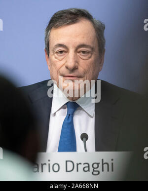 24 octobre 2019, Hessen, Frankfurt/Main : Le Président de la BCE Mario Draghi vient à sa dernière conférence de presse après la réunion du conseil au siège de la BCE. Dans l'avenir, Christine Lagarde sera le président de la banque centrale. Photo : Boris Roessler/dpa Banque D'Images