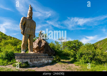 L'Issyk Esik Turgen Gorge Vue pittoresque de soldat Sakian Golden Man et Snow Leopard statue sur un ciel bleu ensoleillé Jour Banque D'Images