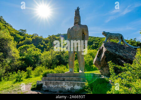 L'Issyk Esik Turgen Gorge Vue pittoresque de soldat Sakian Golden Man et Snow Leopard statue sur un ciel bleu ensoleillé Jour Banque D'Images