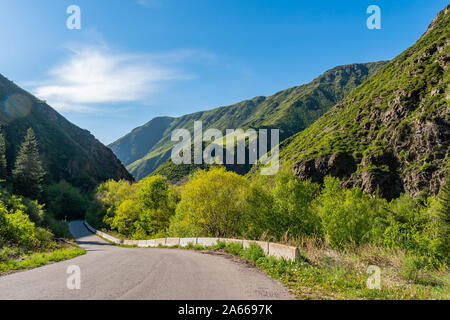 L'Issyk Esik Turgen pittoresque Gorge Vue imprenable sur la route de la vallée sur un ciel bleu ensoleillé Jour Banque D'Images