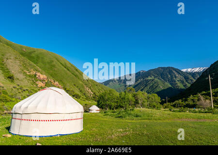 L'Issyk Esik Turgen pittoresque Gorge vue à couper le souffle d'un camp de Yourte sur un ciel bleu ensoleillé Jour Banque D'Images