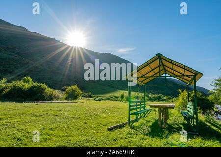 L'Issyk Esik Turgen pittoresque Gorge vue à couper le souffle d'un camp de Yourte sur un ciel bleu ensoleillé Jour Banque D'Images