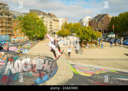 Bruxelles, Belgique - 05 octobre 2019 : adolescent qui saute dans la rampe à un skate parc dans le centre de Bruxelles.Les Ursulines square est une place ouverte au public Banque D'Images