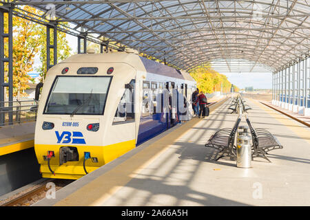 Kiev, UKRAINE - Octobre 07, 2019 : Les gens de Boryspil embarquement Express train - train de l'aéroport de navette à partir de la gare centrale de Kiev Boryspil au airpo Banque D'Images