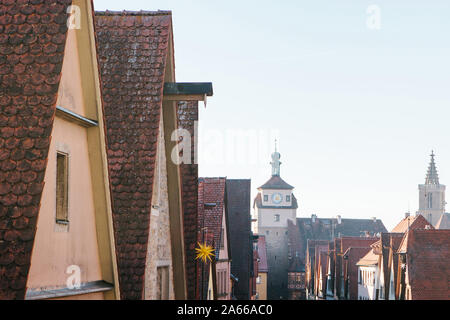 Vue sur le toit de maisons traditionnelles à Rothenburg od der Tauber en Allemagne Banque D'Images