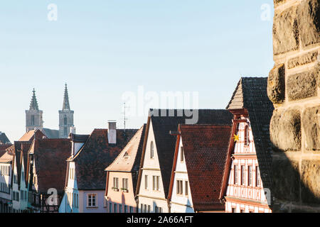 Vue sur le toit de maisons traditionnelles à Rothenburg od der Tauber en Allemagne Banque D'Images