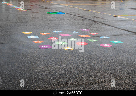 Playtime humide. Rainy day school aire de jeux. L'école abandonnée après la pluie. Aire de jeu intérieure au cours de pause. Banque D'Images