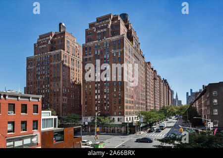 D'énormes blocs d'appartement à l'angle de la 10e Avenue et la 23e Rue ouest vu de la ligne élevée. Banque D'Images