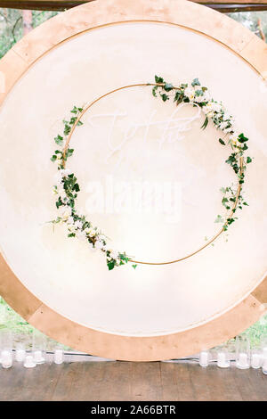 Belle région de la cérémonie de mariage. Arche de bois rond, décoré de fleurs, de couronnes de verdure. Mignon, quartier branché de décor rustique. Une partie de la Banque D'Images