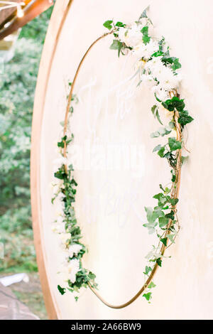 Belle région de la cérémonie de mariage. Arche de bois rond, décoré de fleurs, de couronnes de verdure. Mignon, quartier branché de décor rustique. Une partie de la Banque D'Images
