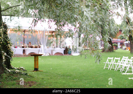 Chaises blanches et de fleurs pour mariage à arh park. Banque D'Images